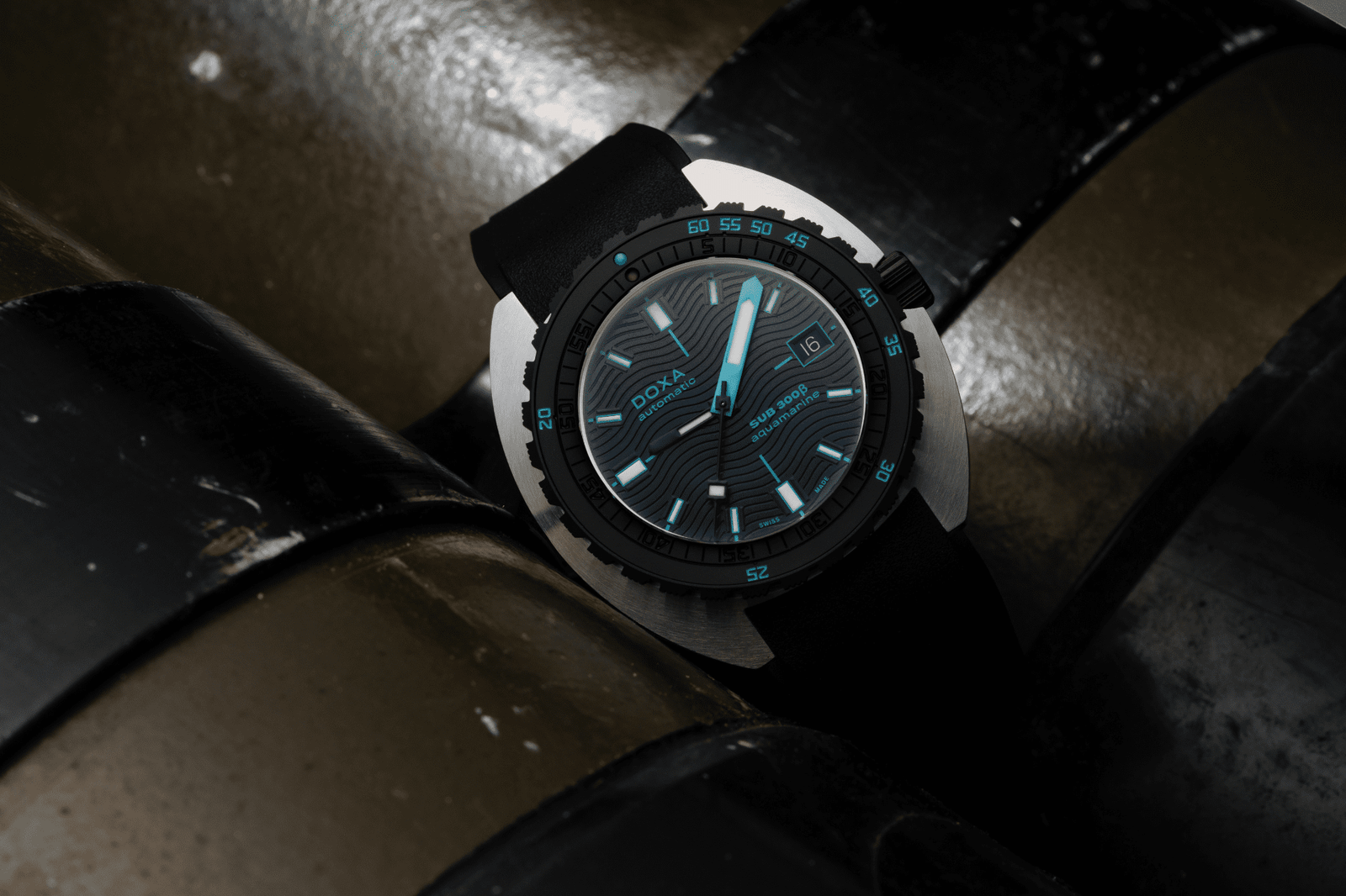 DOXA_SUB_300_Beta_CARRIBEAN_Blue_Rubber_Strap